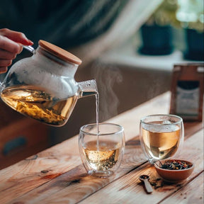 Chaleira de Vidro Borossilicato 1L com Infusor Inox e Tampa de Bambu – Vai ao Fogo, Design Premium